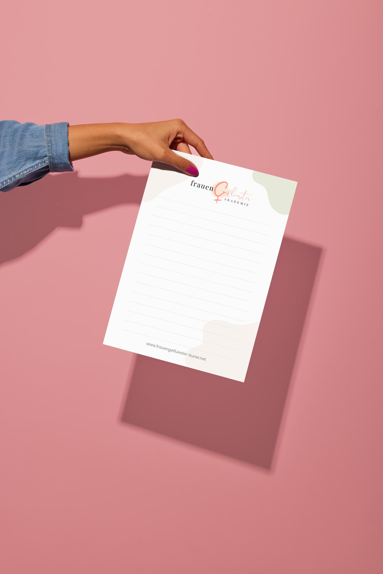 Praxisblöcke A5 2 Händehaltung eines Notizblatts vor Wand