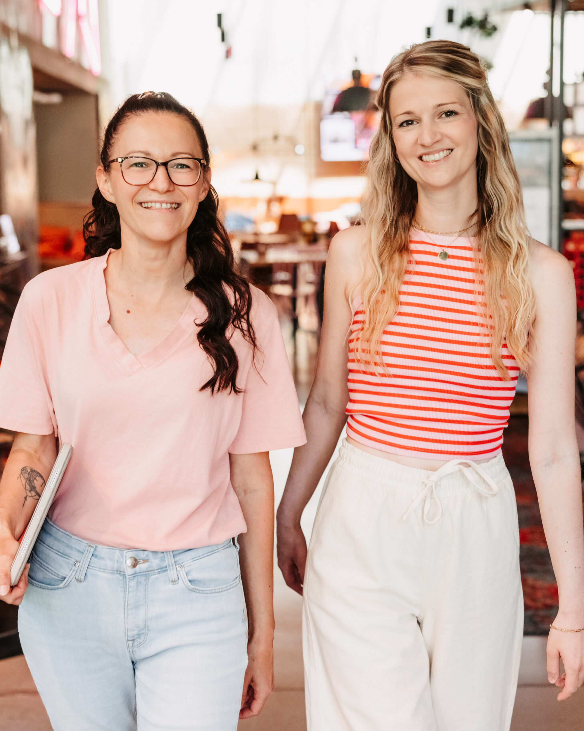 Sina und Mandy, Gründerinnen der Frauengeflüster Akademie